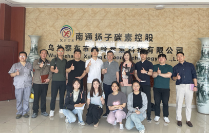 公司領(lǐng)導與韓國客戶合影留念